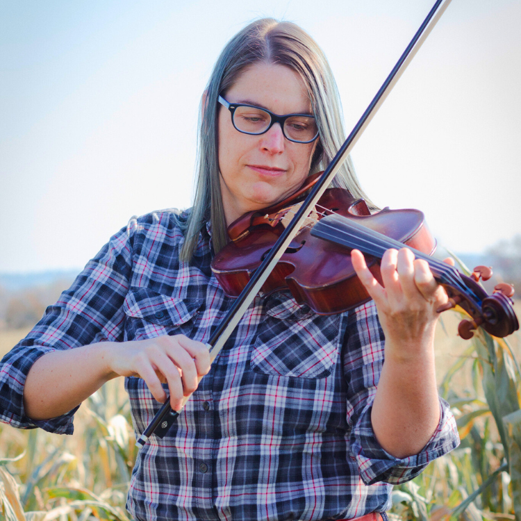 Stacey Sinclair playing violin outdoors