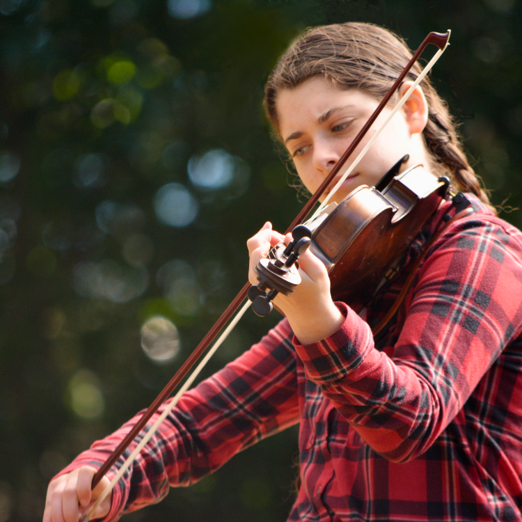 Alani Sugar playing violin